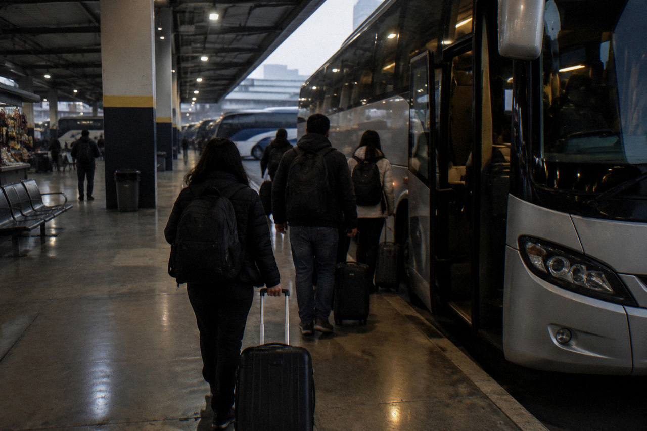 Passengers boarding a Flecha Roja bus at Mexico City Terminal Norte with a Tolantongo sign in the window